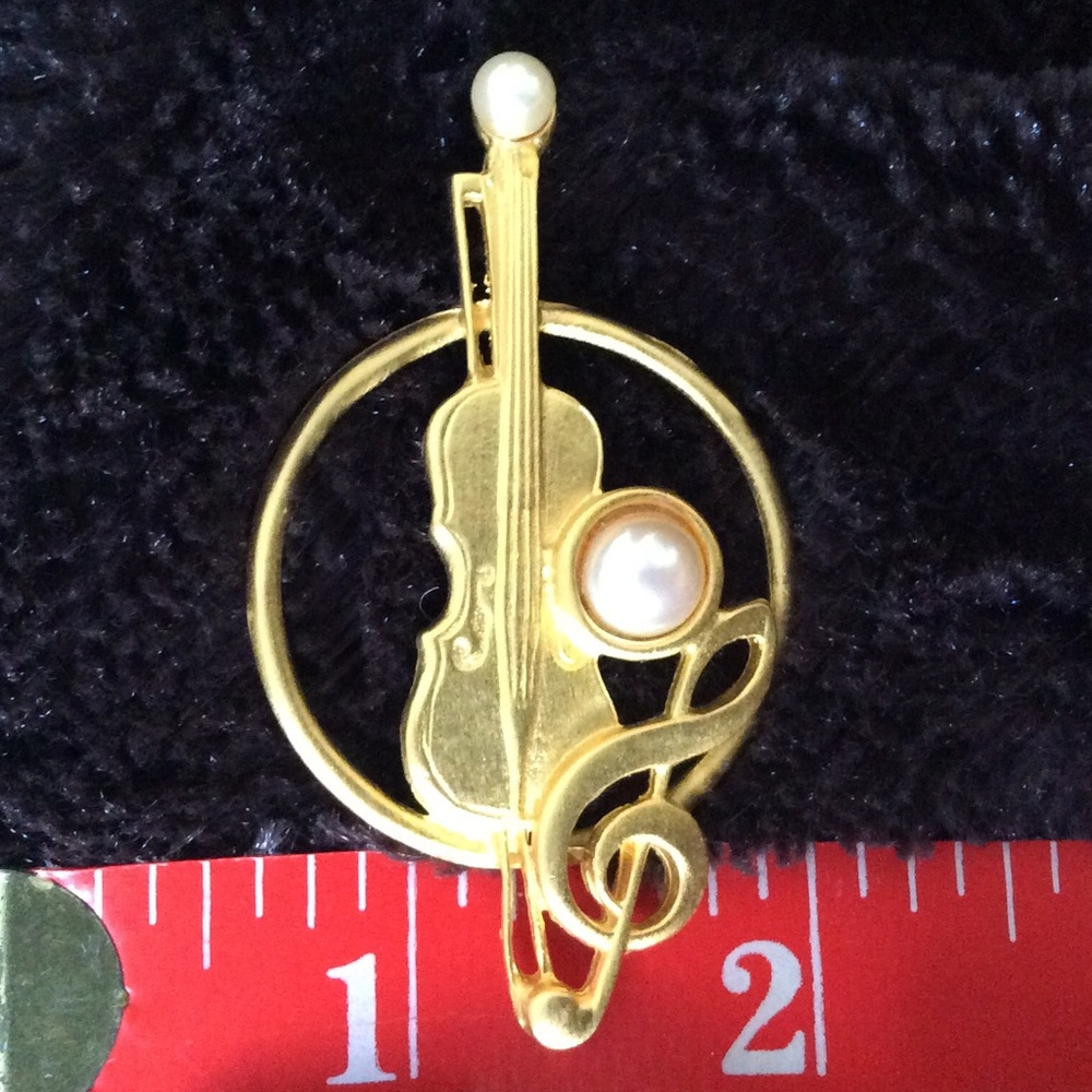 Elegant Gold Violin Brooch with Pearl Accent - Picture 4 of 4